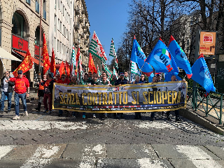 Lavoratori in corteo a Torino, ’senza contratto si sciopera’
